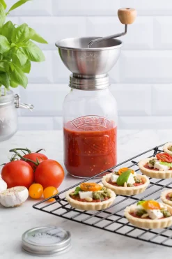 Waschbär Passiermühle mit Vorratsglas.